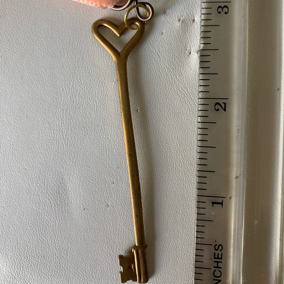 Necklace skeleton key peach velvet choker - Picture 5 of 6